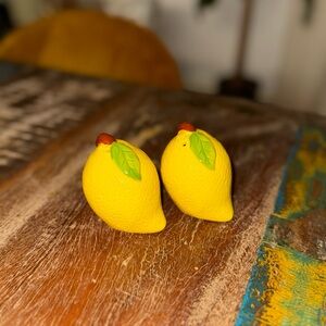 Retro salt pepper shakers lemons vintage decor